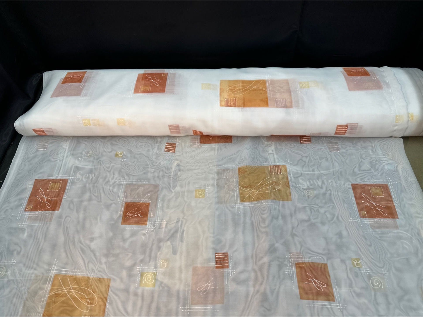 Moderner Voile-Vorhang mit quadratischen Ornamenten – 145 x 250 cm