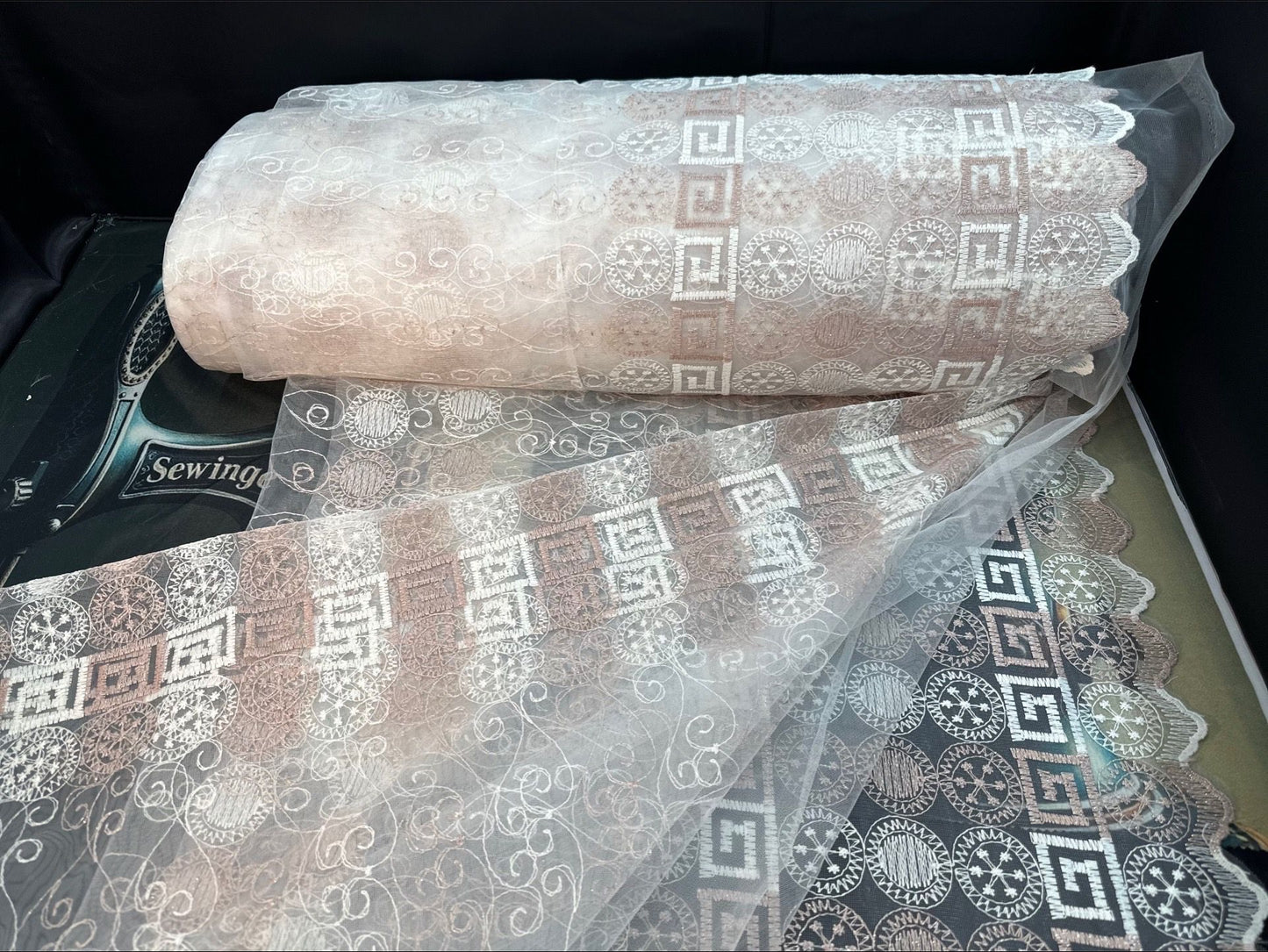 Stickerei-Vorhang mit Mäander-Muster – Beige & Weiß – 145 x 250 cm