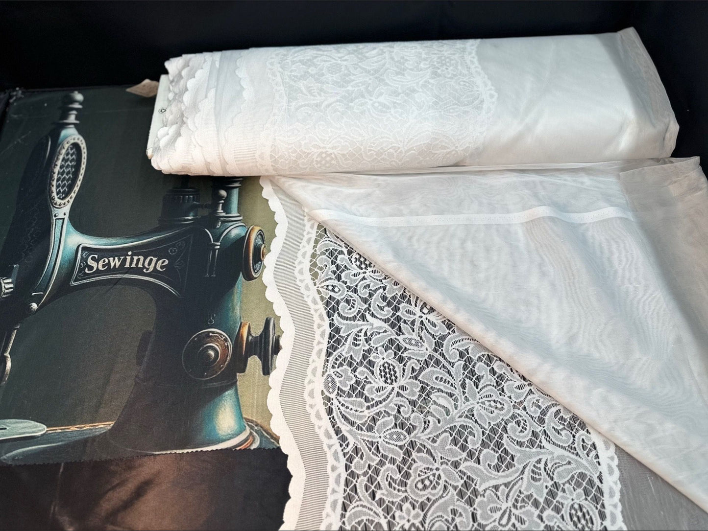 Edle Spitzengardine in Weiß mit Wellenkante – 1,45m x 2,50m – Florales Muster