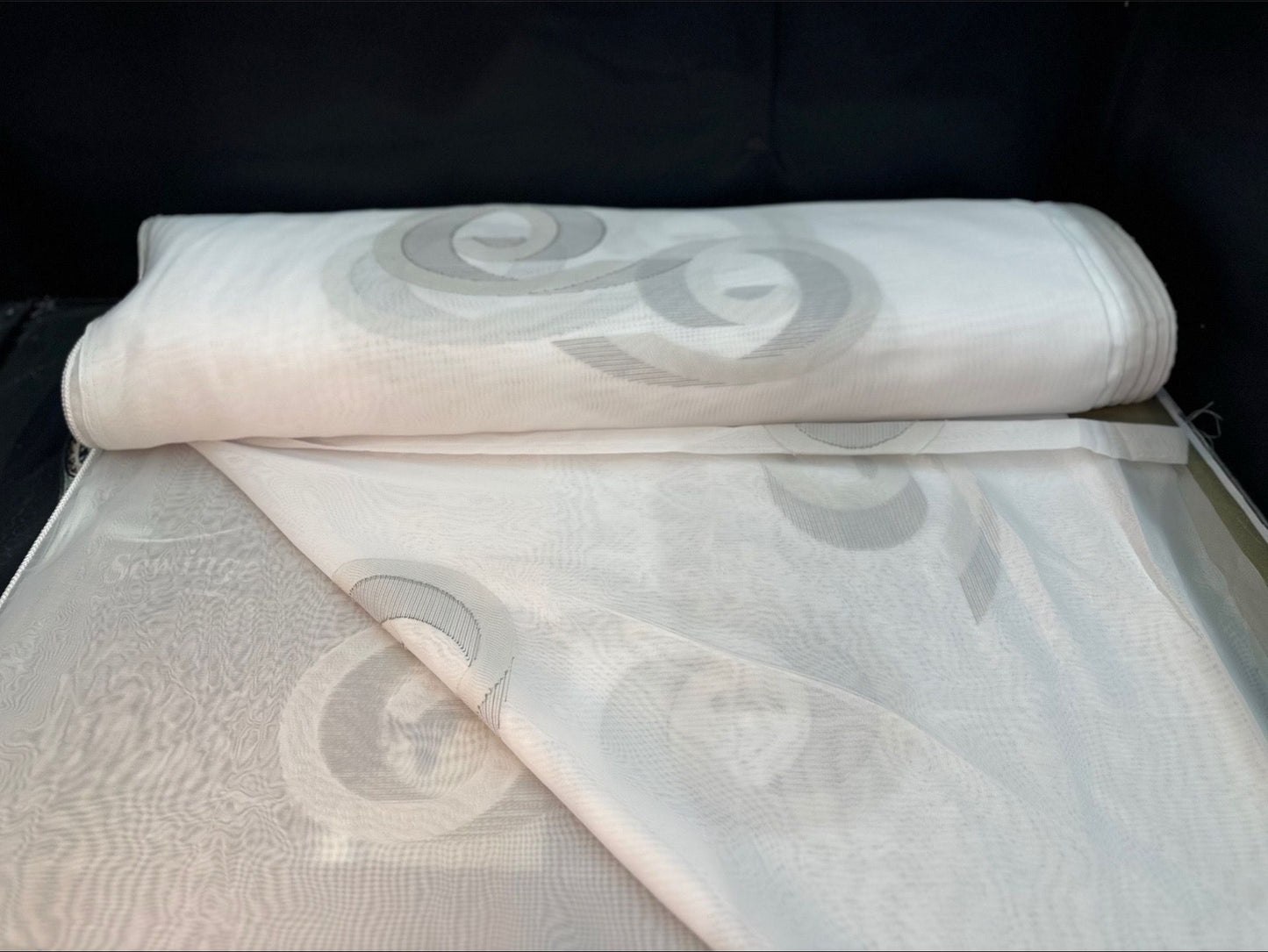 Edle Jacquard-Spitzengardine in Weiß – 1,45m x 2,50m – Filigranes florales Muster