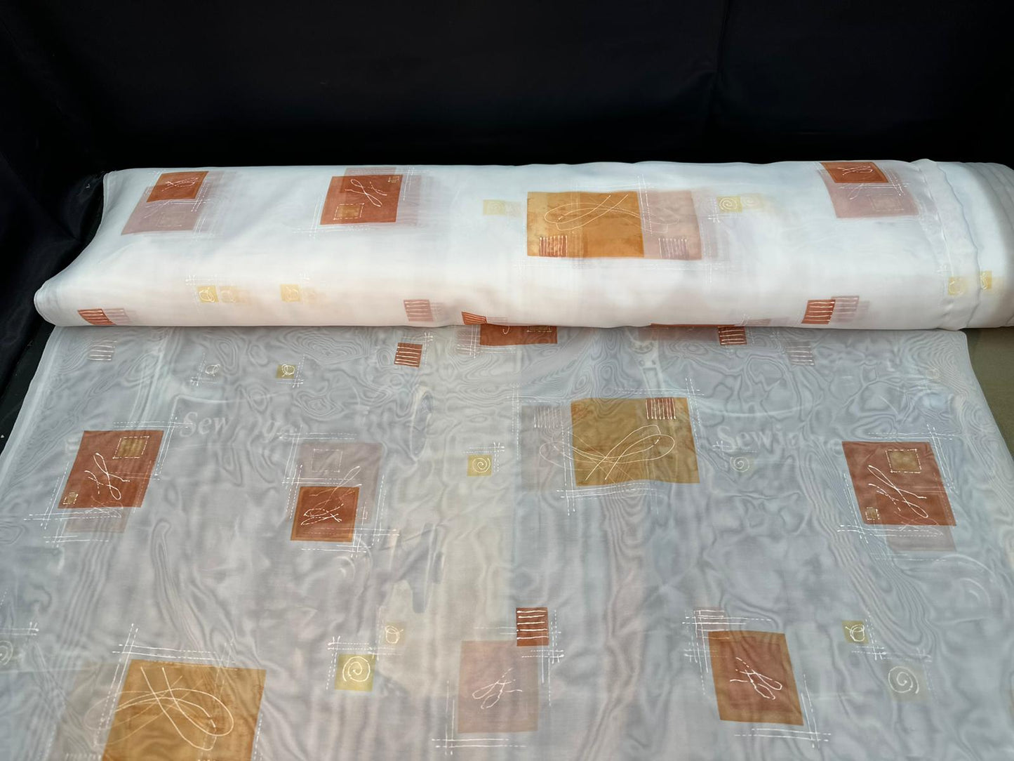 Transparenter Voile-Vorhang in Weiß – 1,45 m x 2,50 m – Elegante vertikale Webstruktur.