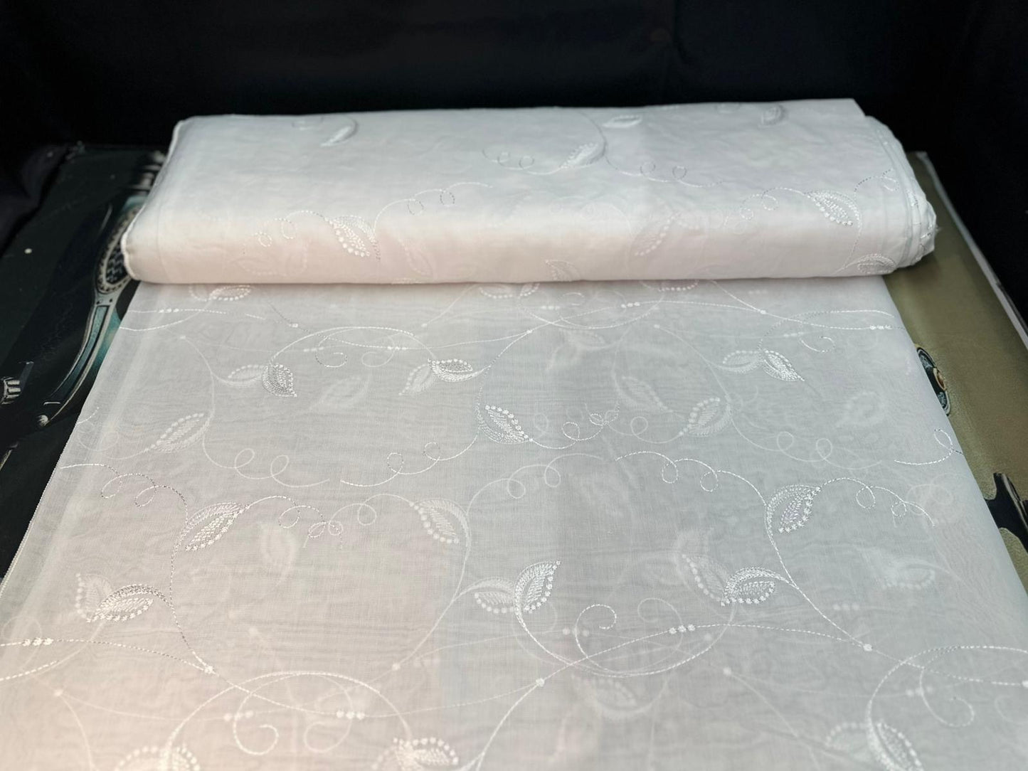 Exklusive Stickerei-Gardine mit Wellensaum und Bordeaux-Verzierungen – 1.45 m x 2.50 m – 30.- CHF.