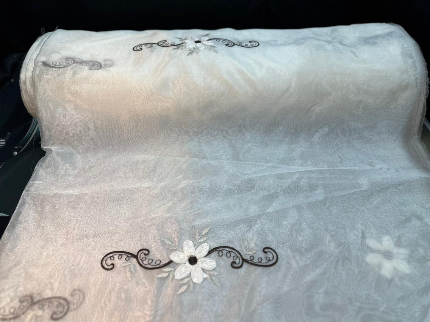 Edle Tüll-Gardine mit Mäander-Muster & Ornamenten – 1,45 m x 2,50 m – 30.- CHF