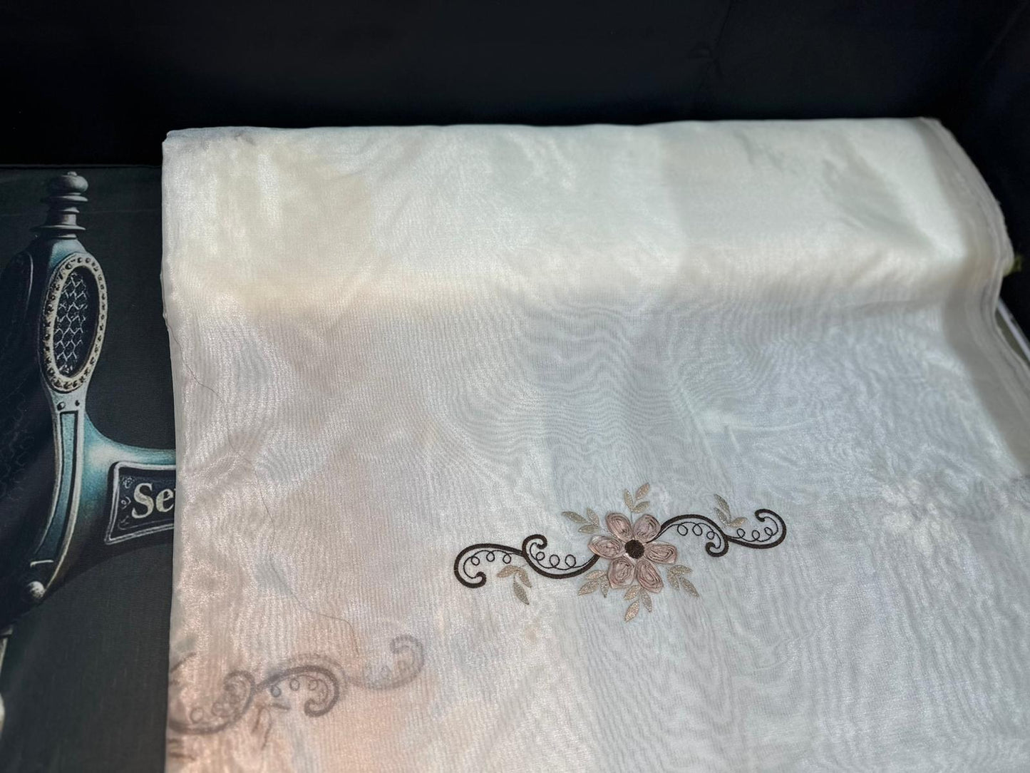 Hochwertige weiße Gardine mit prachtvollem Blumenmuster und Wellensaum – 1,45 m x 2,50 m – 30.- CHF
