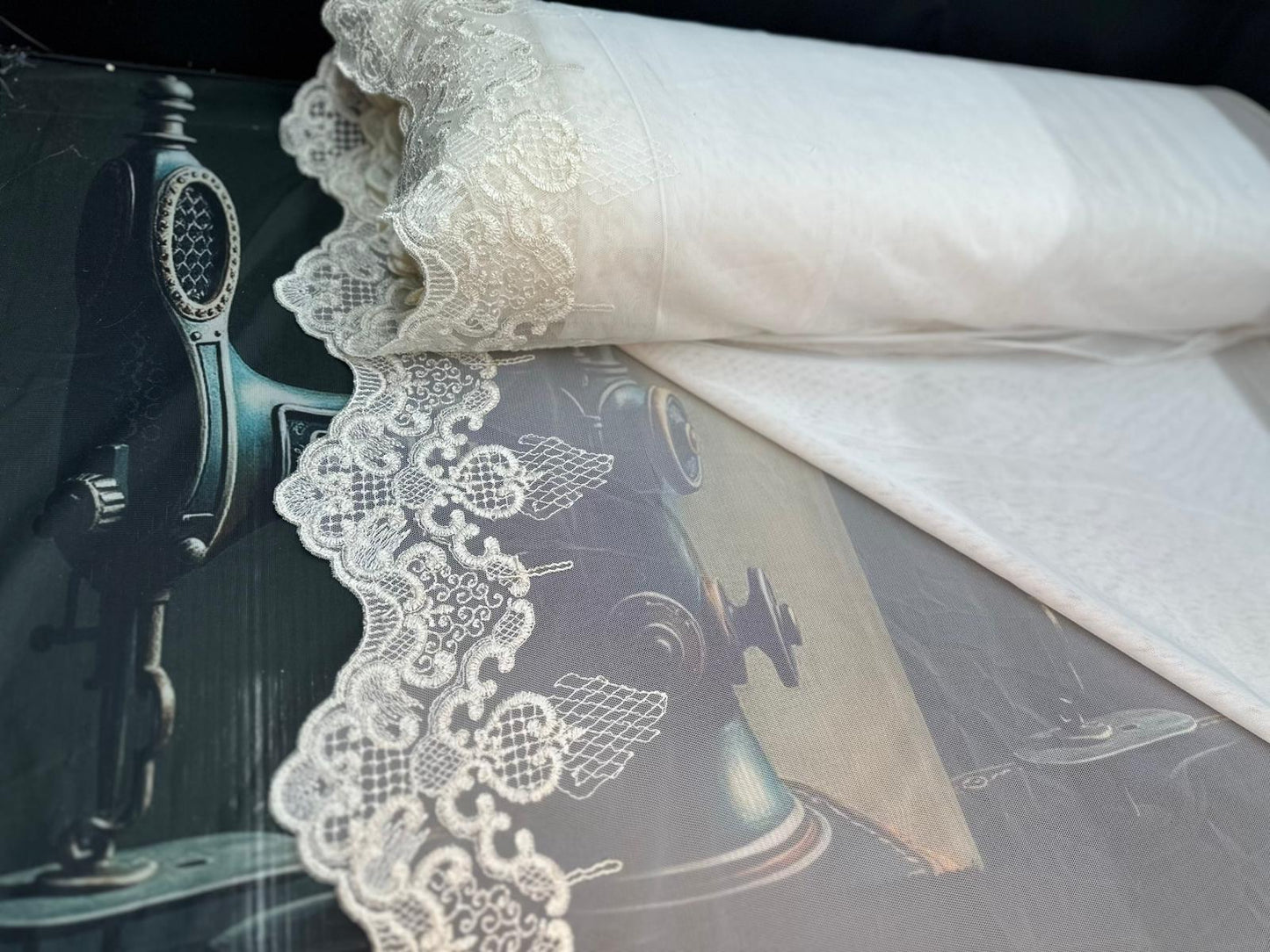 Edle weiße Gardine mit braunem Wellensaum und gestickten Rosen – 1,45 m x 2,50 m – 30.- CHF