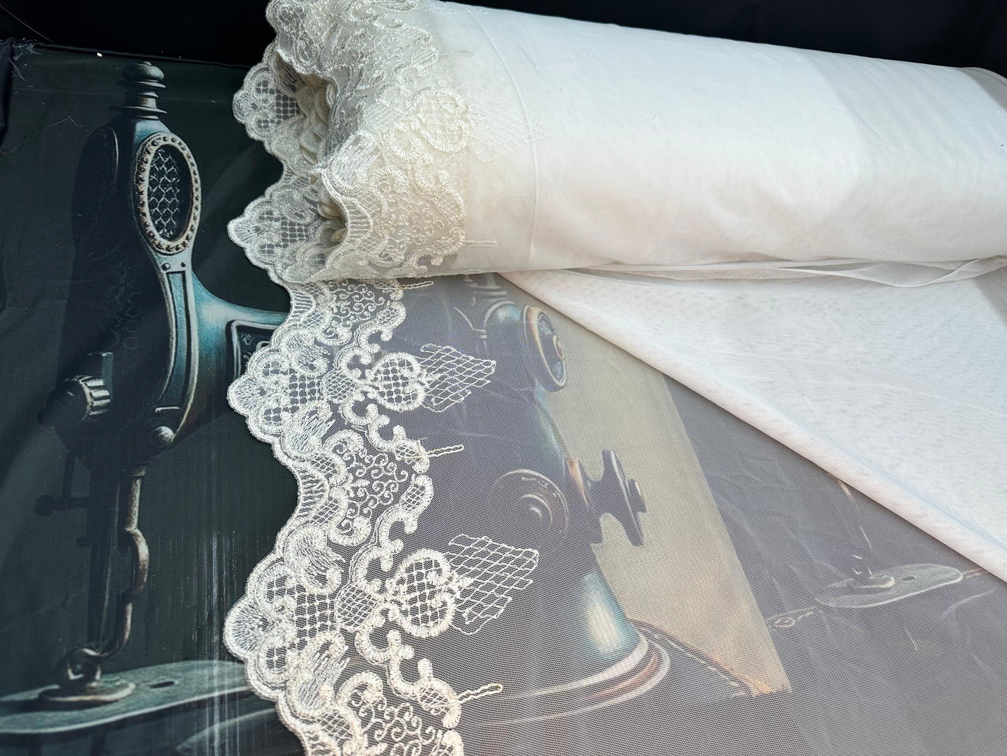 Exklusive weiße Gardine mit braunem Wellensaum und Rosen-Stickerei – 1.45 m x 2.50 m – 30.- CHF.