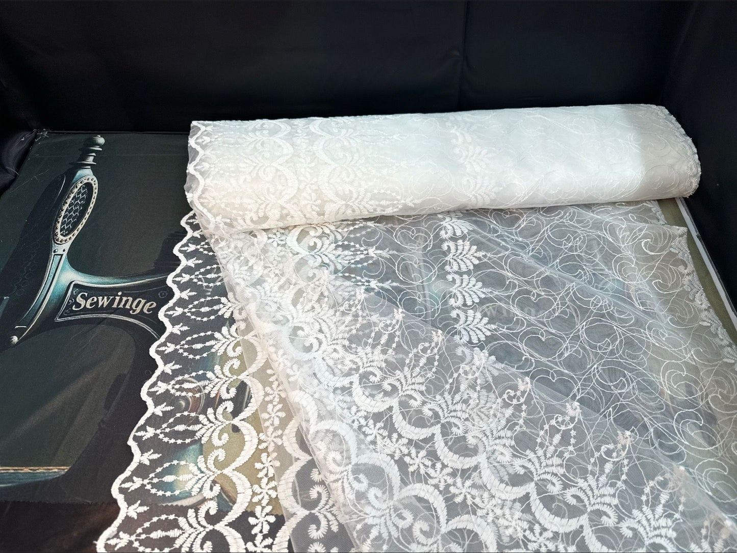 Exklusiver Voile-Vorhang mit bordeauxroter Stickerei – Medaillon-Design – 145 x 250 cm