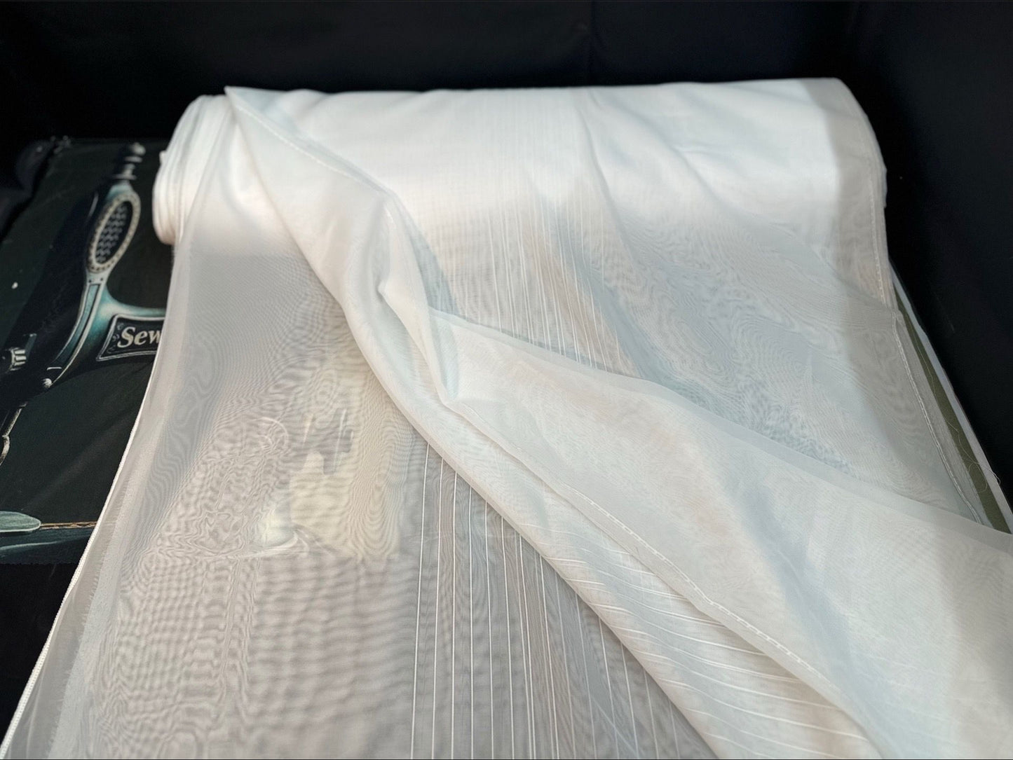 Luxuriöser Voile-Vorhang mit goldenen Wirbel-Ornamenten – 145 x 250 cm