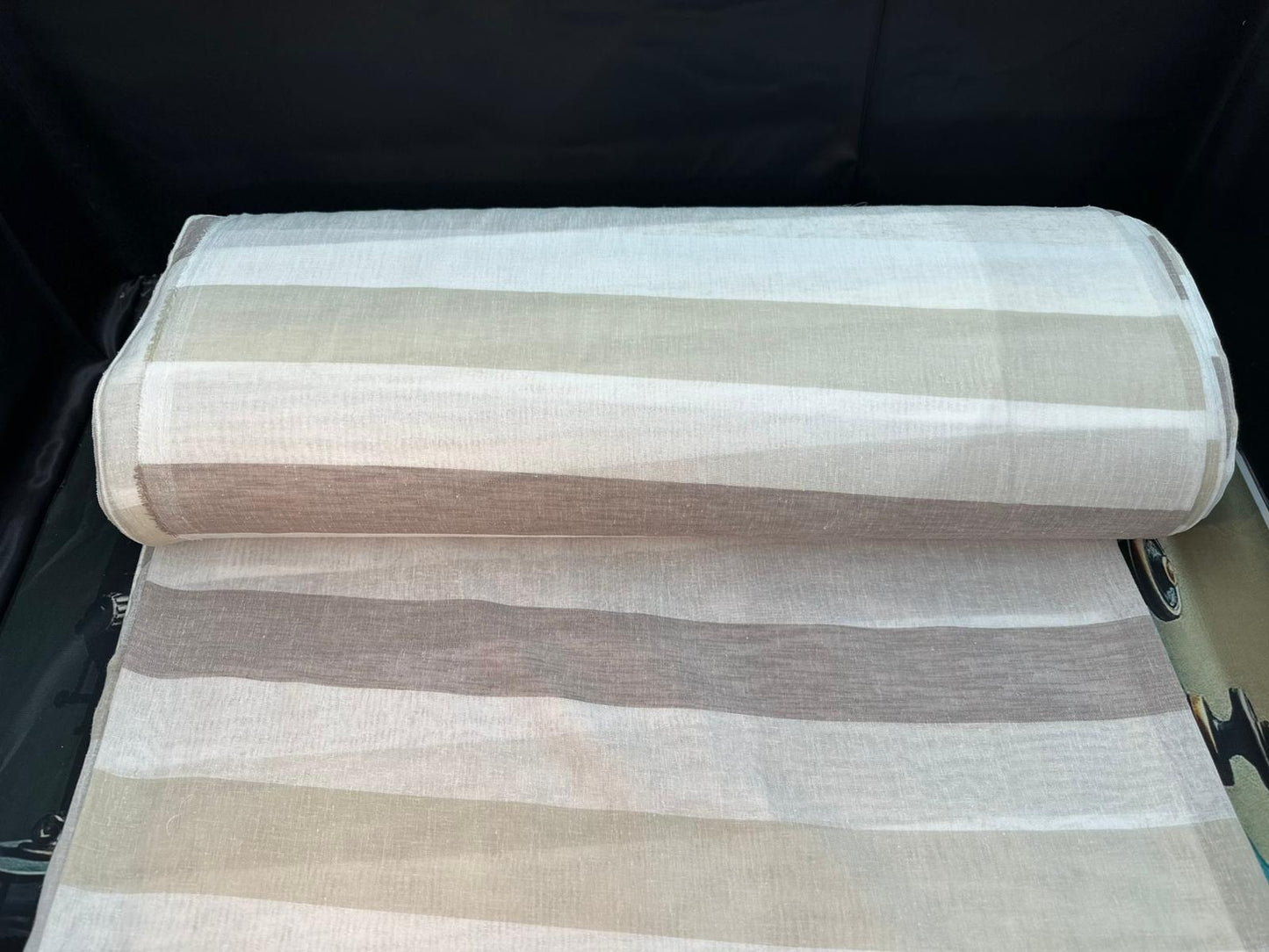 Design: Eleganter Voile-Vorhang mit abstrakter Wellen-Stickerei – Weiß/Grau – 1,45m x 2,50m