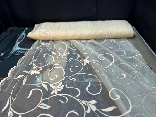 Eleganter Voile-Vorhang mit geschwungener Kurbelstickerei – Weiß/Silber – 1,45m x 2,50m