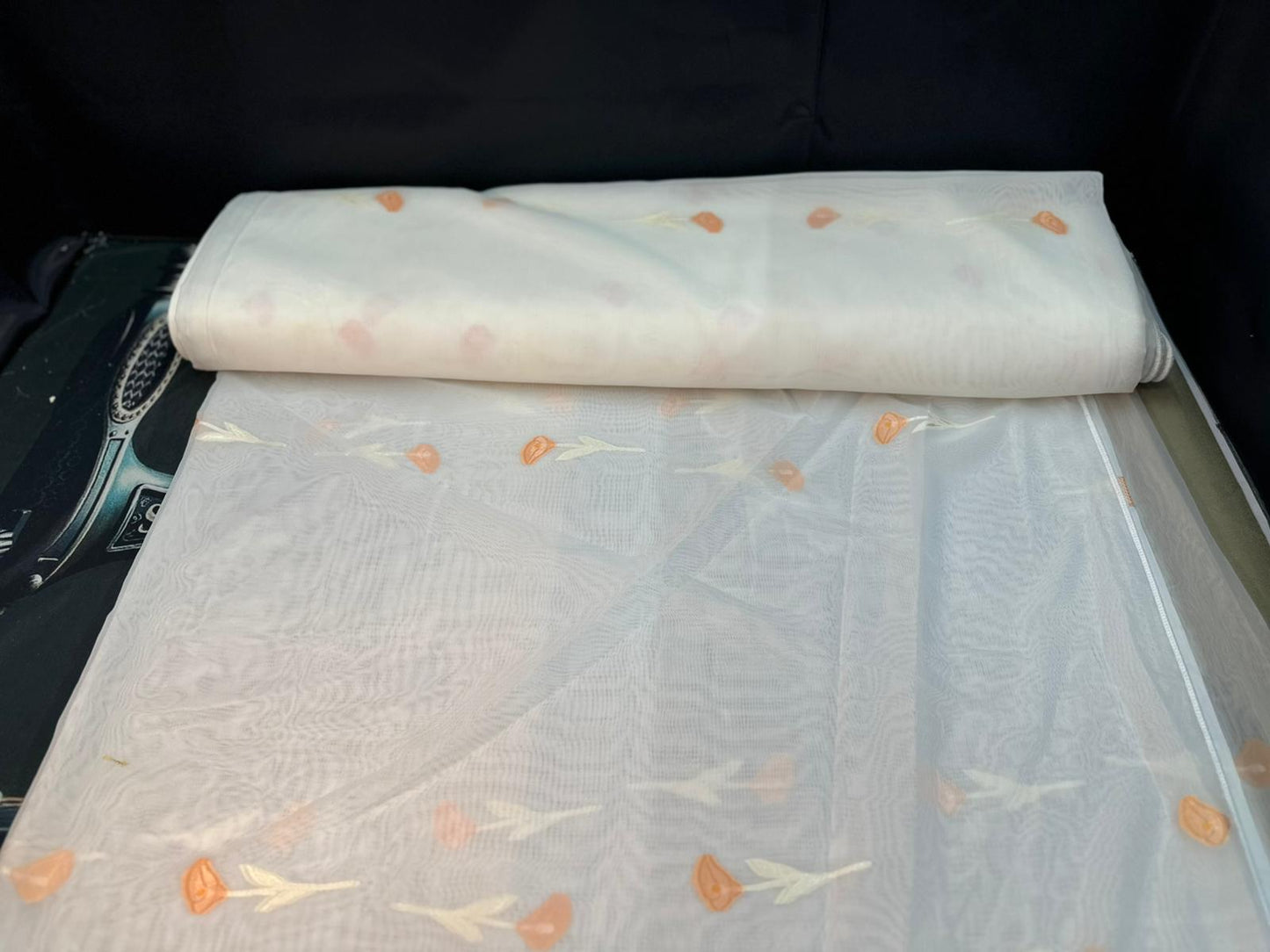 Transparenter Design-Vorhang mit modernem Gitter-Muster – 1,45 m x 2,50 m – 30.- CHF.