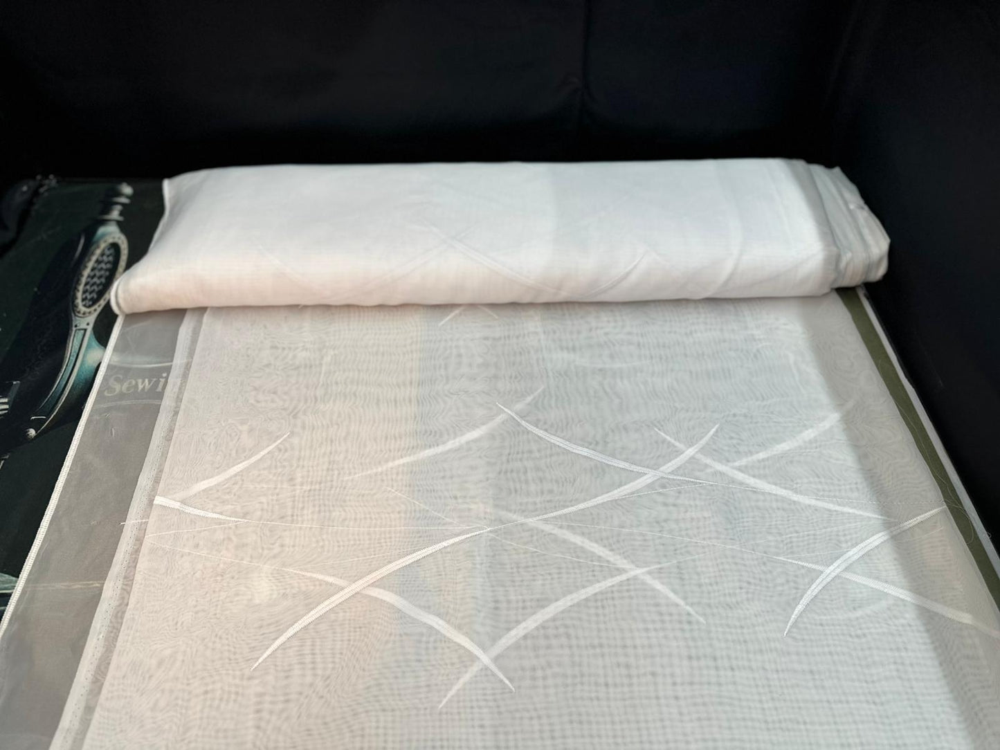 Eleganter Vorhang in dunkler Optik mit glänzenden Gold-Verzierungen – 1.45 m x 2.50 m – 30.- CHF
