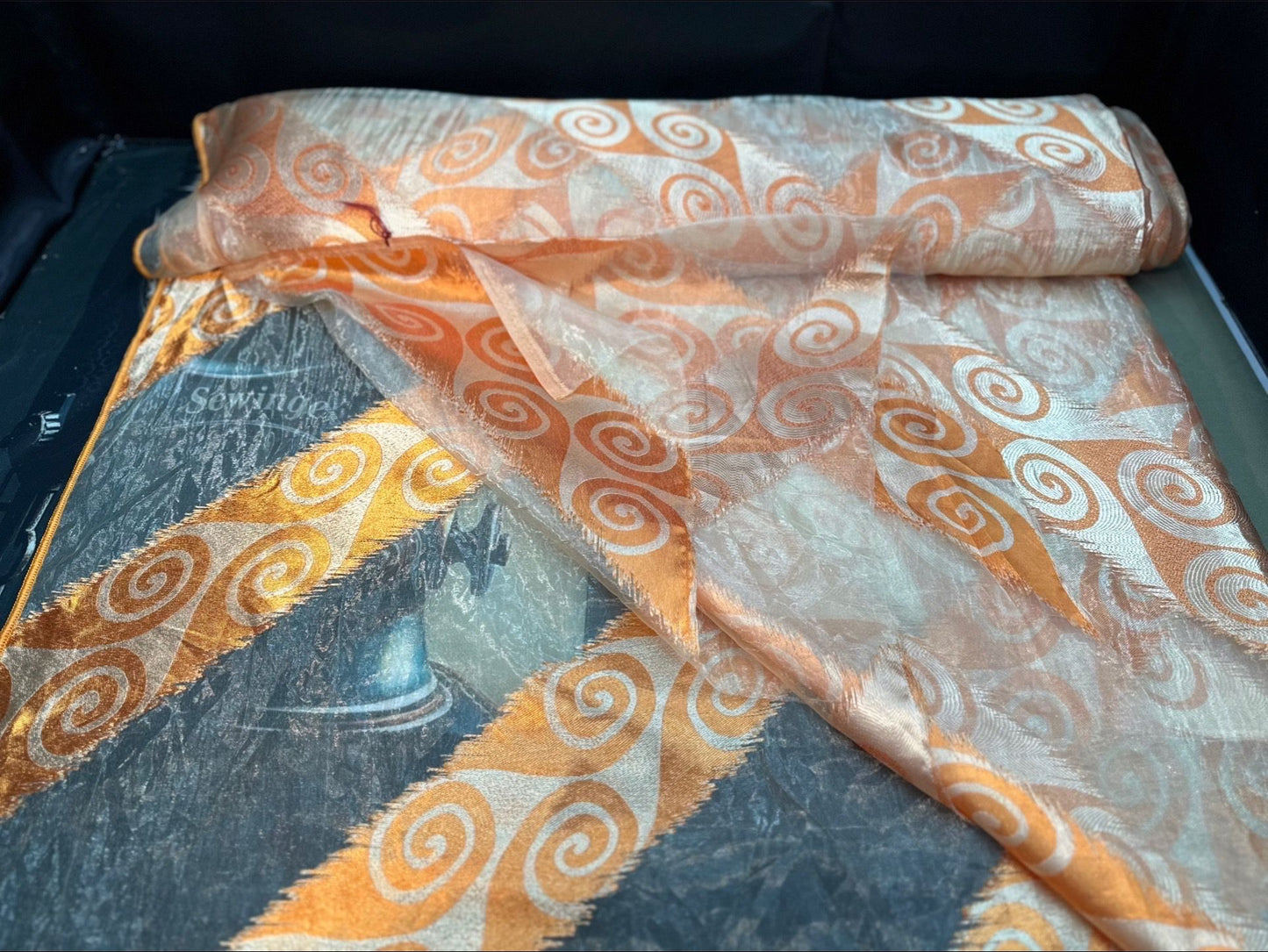 Moderner Voile-Vorhang „Linien-Design“ – Creme mit farbigen Akzenten
