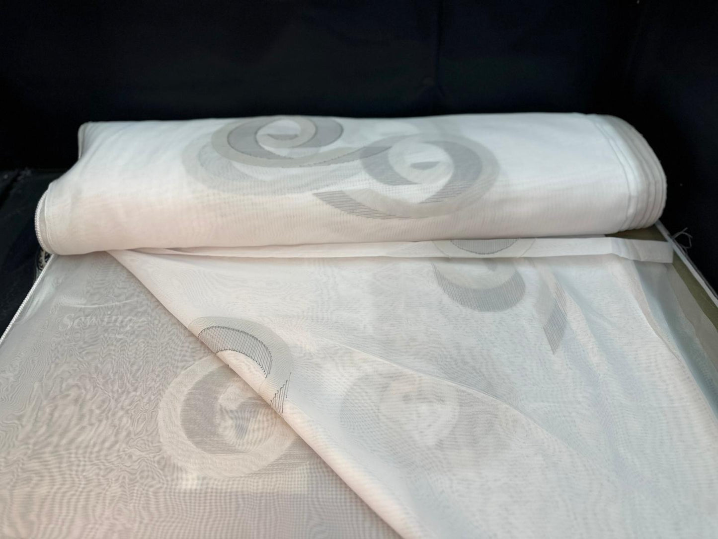 Edle Tüll-Gardine mit Mäander-Muster (griechisches Design) & Wellensaum – 1,45 m x 2,50 m – 30.- CHF.