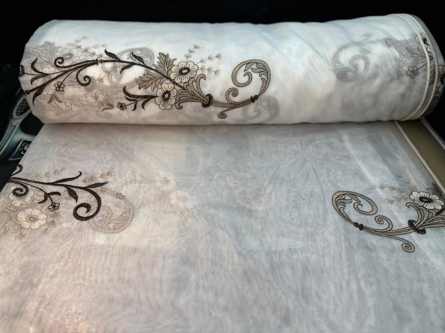 Edle Tüll-Gardine mit Mäander-Muster & Ornamenten – 1,45 m x 2,50 m – 30.- CHF.