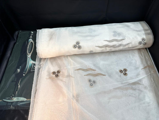 Eleganter Tüll-Vorhang mit Mäander-Muster & Ornamenten – 1.45m x 2.50m – 30.- CHF