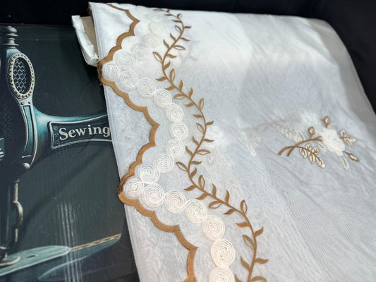 Edle weiße Gardine mit braunem Wellensaum und gestickten Rosen-Motiven – 1.45 m x 2.50 m – 30.- CHF