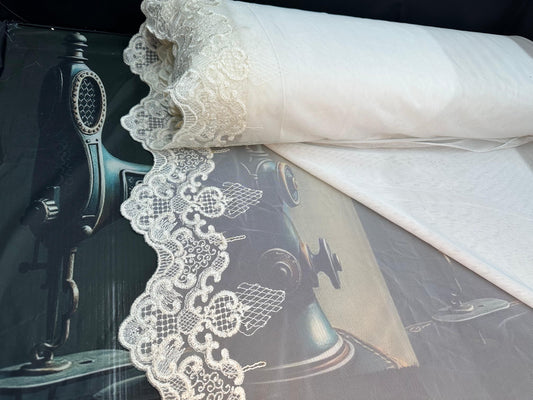 Exklusive weiße Gardine mit braunem Wellensaum und Rosen-Stickerei – 1.45 m x 2.50 m – 30.- CHF.