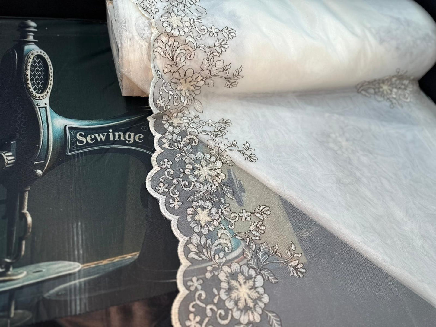Exklusive weiße Gardine mit braunem Wellensaum und Rosen-Stickerei – 1,45 m x 2,50 m – 30.- CHF