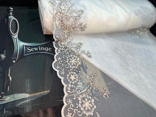 Exklusive weiße Gardine mit braunem Wellensaum und Rosen-Stickerei – 1,45 m x 2,50 m – 30.- CHF