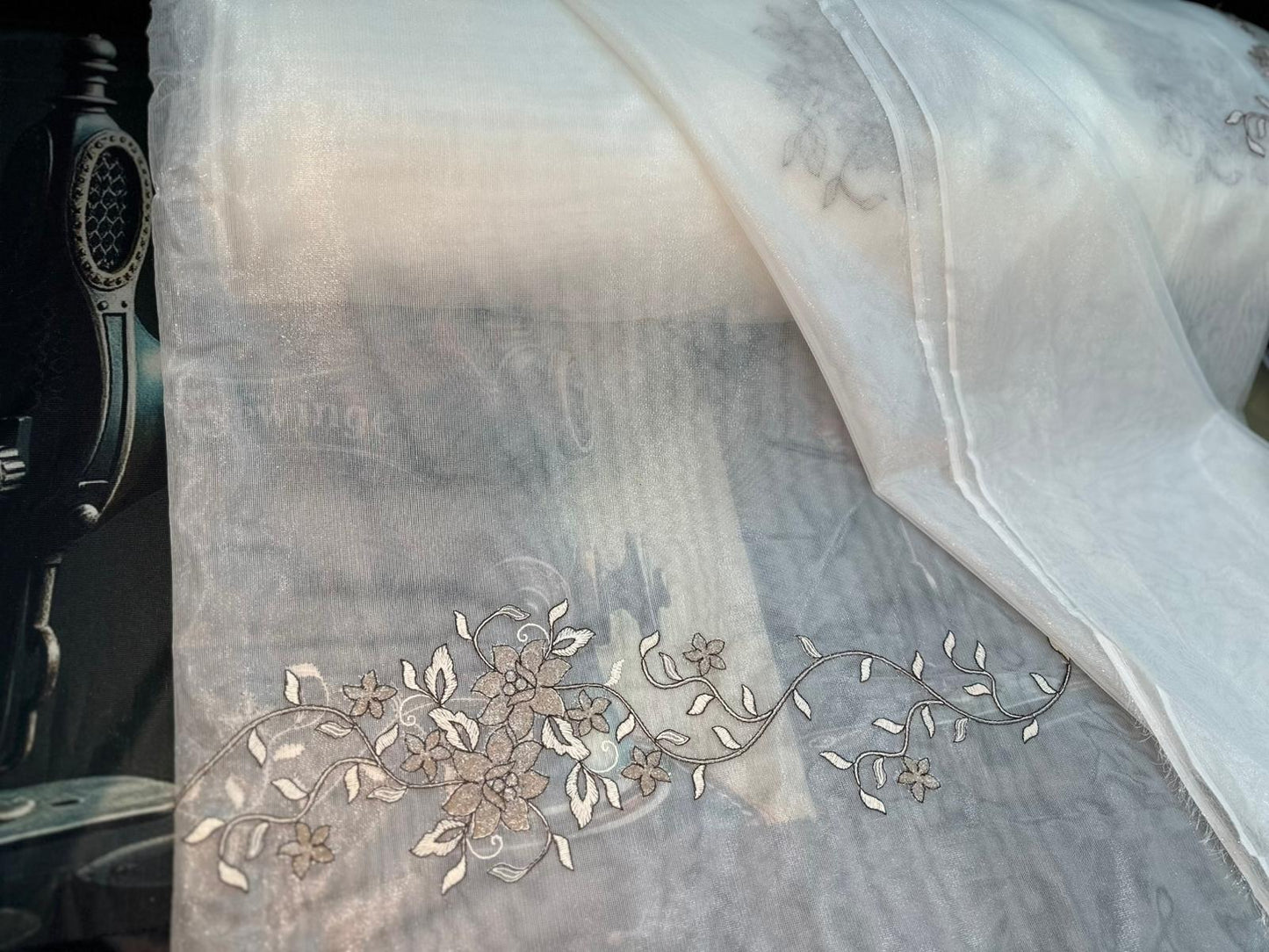 Hochwertige weiße Gardine mit prachtvollem Spitzenbesatz und Blumenmuster – 1,45 m x 2,50 m – 30.- CHF