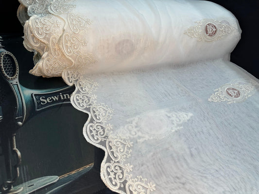 Exklusive weiße Gardine mit braunem Wellensaum und Rosen-Stickerei – 1,45 m x 2,50 m – 30.- CHF.