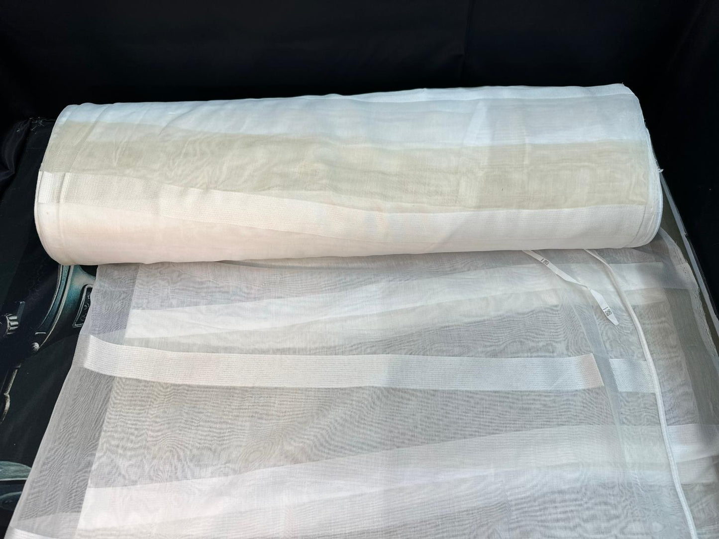 Moderner Voile-Vorhang in Weiß mit edlem Streifendesign & Kräuselband (145 x 250 cm)